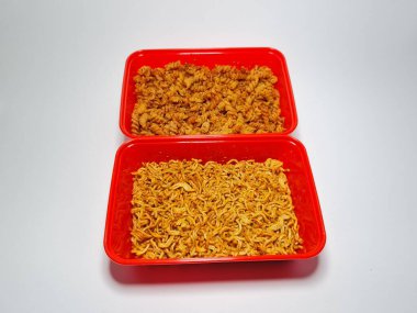 Baharatlı makarna ve beyaz ve gri kombinasyonda izole edilmiş baharatlı çıtır erişte.