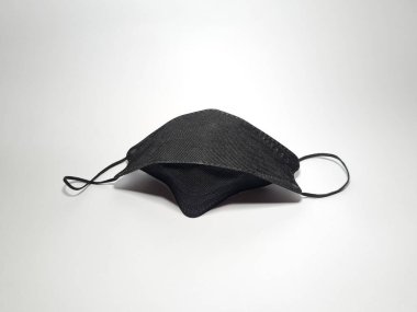 beyaz arkaplanda siyah maske