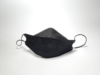 beyaz arkaplanda siyah maske