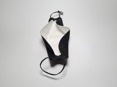 beyaz arkaplanda siyah maske