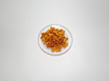 Baharatlı makarna ve beyaz ve gri kombinasyonda izole edilmiş baharatlı çıtır erişte.