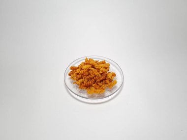 Baharatlı makarna ve beyaz ve gri kombinasyonda izole edilmiş baharatlı çıtır erişte.