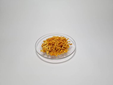 Baharatlı makarna ve beyaz ve gri kombinasyonda izole edilmiş baharatlı çıtır erişte.