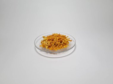 Baharatlı makarna ve beyaz ve gri kombinasyonda izole edilmiş baharatlı çıtır erişte.