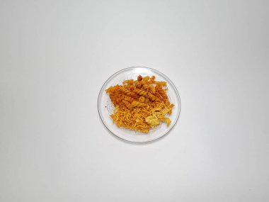 Baharatlı makarna ve beyaz ve gri kombinasyonda izole edilmiş baharatlı çıtır erişte.