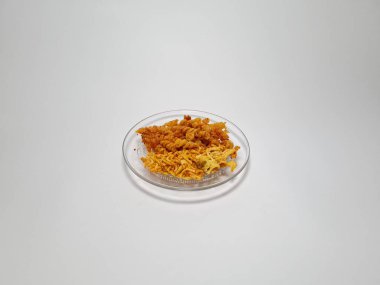 Baharatlı makarna ve beyaz ve gri kombinasyonda izole edilmiş baharatlı çıtır erişte.