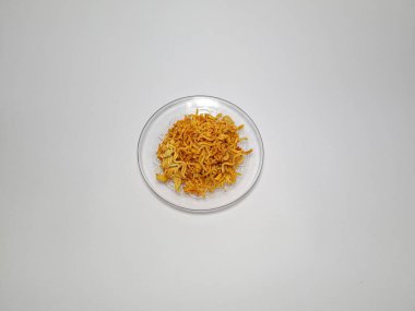 Baharatlı makarna ve beyaz ve gri kombinasyonda izole edilmiş baharatlı çıtır erişte.