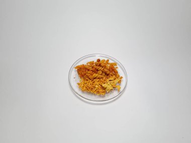 Baharatlı makarna ve beyaz ve gri kombinasyonda izole edilmiş baharatlı çıtır erişte.