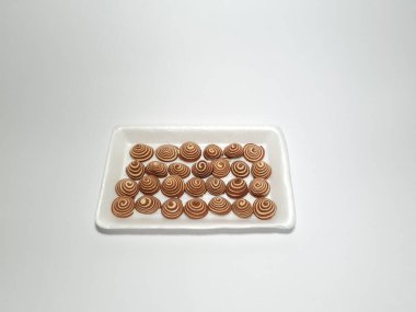 Endonezya 'dan tipik atıştırmalıklar. Kahverengi ve beyaz çizgili. Kuping Gajah Mini adında.