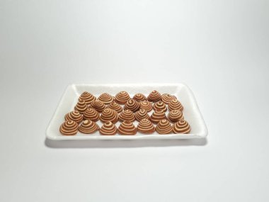 Endonezya 'dan tipik atıştırmalıklar. Kahverengi ve beyaz çizgili. Kuping Gajah Mini adında.