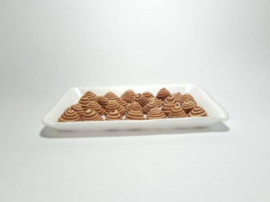 Endonezya 'dan tipik atıştırmalıklar. Kahverengi ve beyaz çizgili. Kuping Gajah Mini adında.