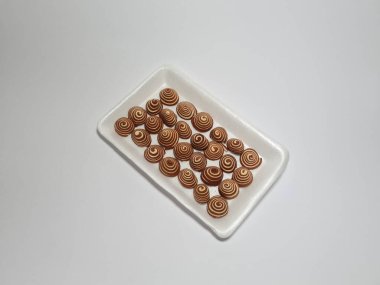 Endonezya 'dan tipik atıştırmalıklar. Kahverengi ve beyaz çizgili. Kuping Gajah Mini adında.