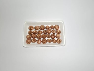 Endonezya 'dan tipik atıştırmalıklar. Kahverengi ve beyaz çizgili. Kuping Gajah Mini adında.