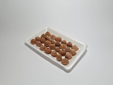 Endonezya 'dan tipik atıştırmalıklar. Kahverengi ve beyaz çizgili. Kuping Gajah Mini adında.