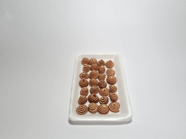 Endonezya 'dan tipik atıştırmalıklar. Kahverengi ve beyaz çizgili. Kuping Gajah Mini adında.