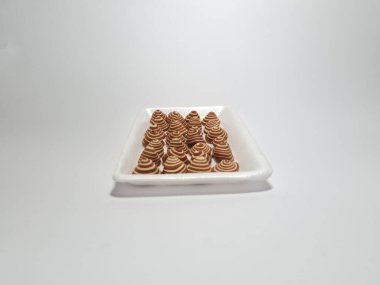 Endonezya 'dan tipik atıştırmalıklar. Kahverengi ve beyaz çizgili. Kuping Gajah Mini adında.