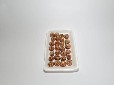 Endonezya 'dan tipik atıştırmalıklar. Kahverengi ve beyaz çizgili. Kuping Gajah Mini adında.