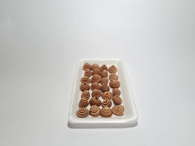 Endonezya 'dan tipik atıştırmalıklar. Kahverengi ve beyaz çizgili. Kuping Gajah Mini adında.