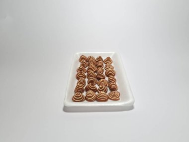 Endonezya 'dan tipik atıştırmalıklar. Kahverengi ve beyaz çizgili. Kuping Gajah Mini adında.