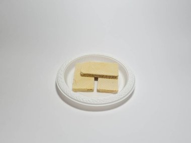 Çikolata katmanlı bisküviler.