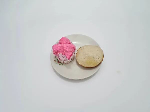 黄豆饼和盛开的蒸肉包 与白色隔离 — 图库照片
