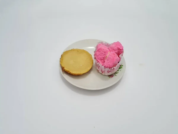 Schlammkuchen Und Gedämpfte Brötchen Voller Blüte Vereinzelt Auf Weißem Grund — Stockfoto