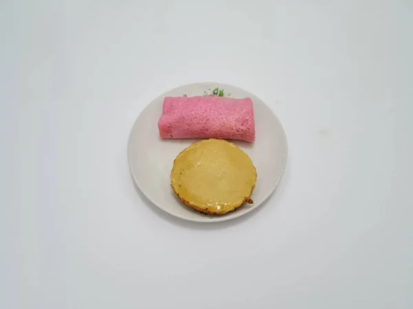 白で隔離された赤パンケーキと泥ケーキ — ストック写真