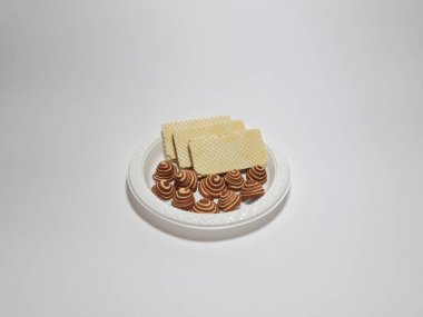 Çikolatalı gofret atıştırmalıkları ve küçük fil kulakları.