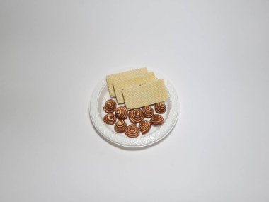 Çikolatalı gofret atıştırmalıkları ve küçük fil kulakları.