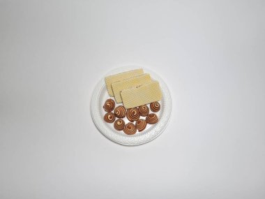 Çikolatalı gofret atıştırmalıkları ve küçük fil kulakları.