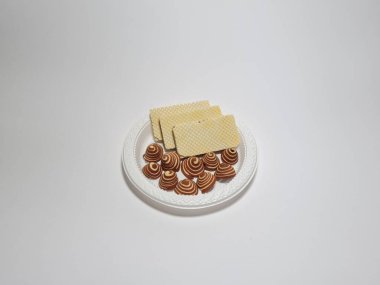 Çikolatalı gofret atıştırmalıkları ve küçük fil kulakları.