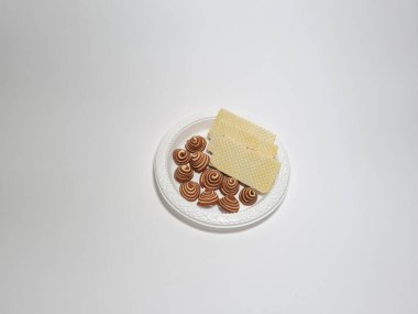 Çikolatalı gofret atıştırmalıkları ve küçük fil kulakları.