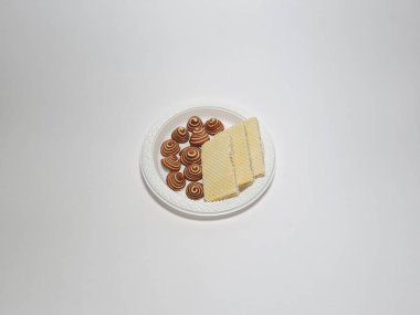 Çikolatalı gofret atıştırmalıkları ve küçük fil kulakları.