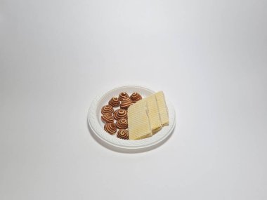 Çikolatalı gofret atıştırmalıkları ve küçük fil kulakları.