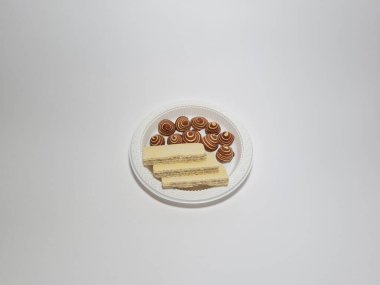 Çikolatalı gofret atıştırmalıkları ve küçük fil kulakları.