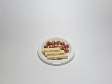 Çikolatalı gofret atıştırmalıkları ve küçük fil kulakları.