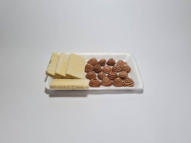 Çikolatalı gofret atıştırmalıkları ve küçük fil kulakları.