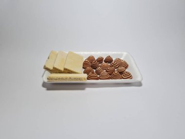 Çikolatalı gofret atıştırmalıkları ve küçük fil kulakları.