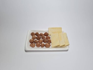 Çikolatalı gofret atıştırmalıkları ve küçük fil kulakları.