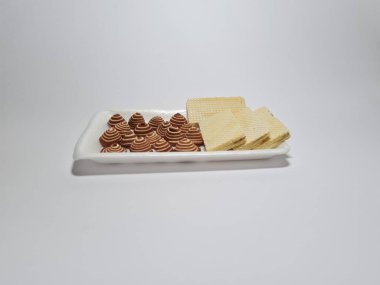 Çikolatalı gofret atıştırmalıkları ve küçük fil kulakları.