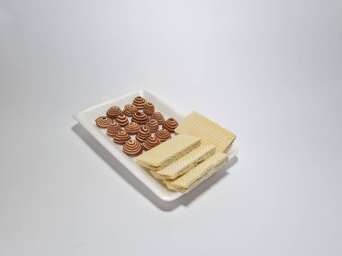 Çikolatalı gofret atıştırmalıkları ve küçük fil kulakları.