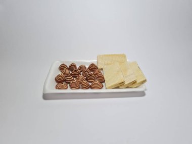 Çikolatalı gofret atıştırmalıkları ve küçük fil kulakları.