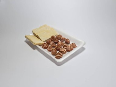 Çikolatalı gofret atıştırmalıkları ve küçük fil kulakları.