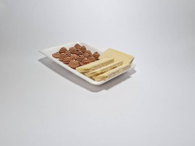 Çikolatalı gofret atıştırmalıkları ve küçük fil kulakları.