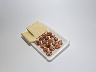 Çikolatalı gofret atıştırmalıkları ve küçük fil kulakları.