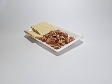 Çikolatalı gofret atıştırmalıkları ve küçük fil kulakları.