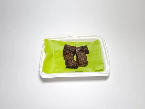 Fried Beef Slices Green Vegetables White Container — Zdjęcie stockowe