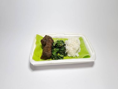 Dilimlenmiş et ve sebzeli pilav