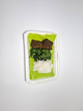 Dilimlenmiş et ve sebzeli pilav