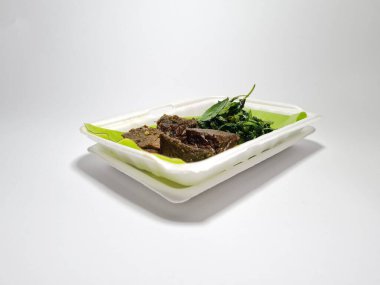 Dilimlenmiş et ve sebzeli pilav